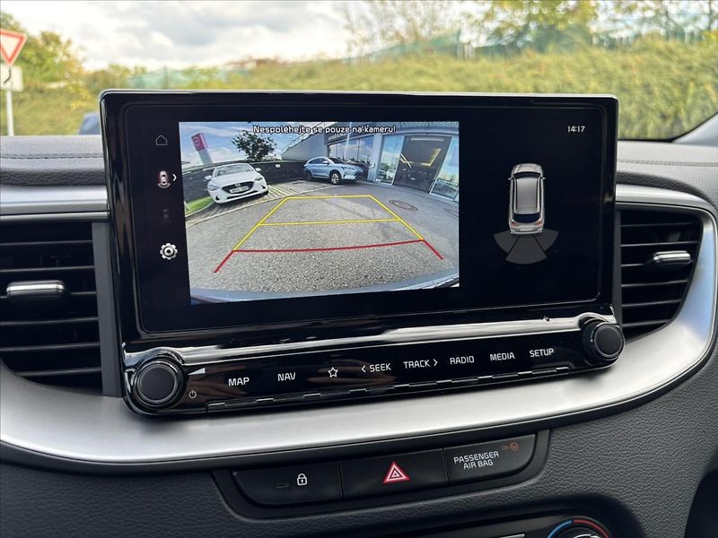 Kia Ceed 1,5 TGDi 118kW TOP ZÁRUKA - fotka 17 z 39