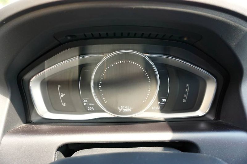 Volvo XC60 (2017) R-DESING 2,4 D4 140 kW - fotka 45 z 57