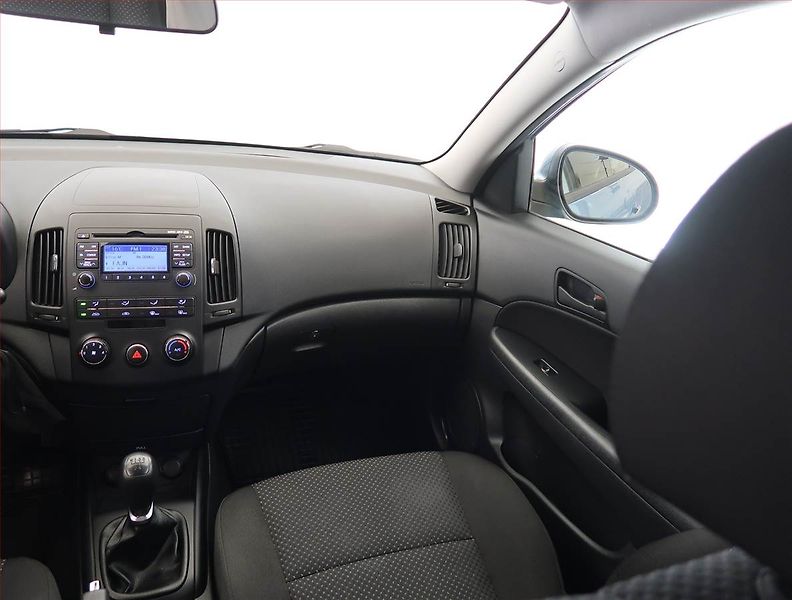 Hyundai i30 (2010) 1.4 CVVT, po STK, slušný stav - fotka 8 z 15