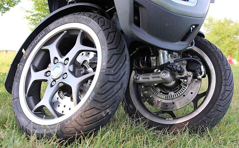 Piaggio MP3 500ie Sport LT (vlevo) a Piaggio Medley 125ie.