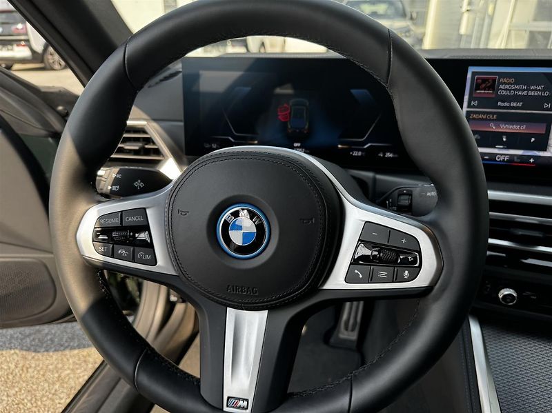 BMW i4 eDrive40 - fotka 9 z 13