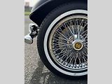 Detailní pohled na přední kolo vozu Gordon Roadster.