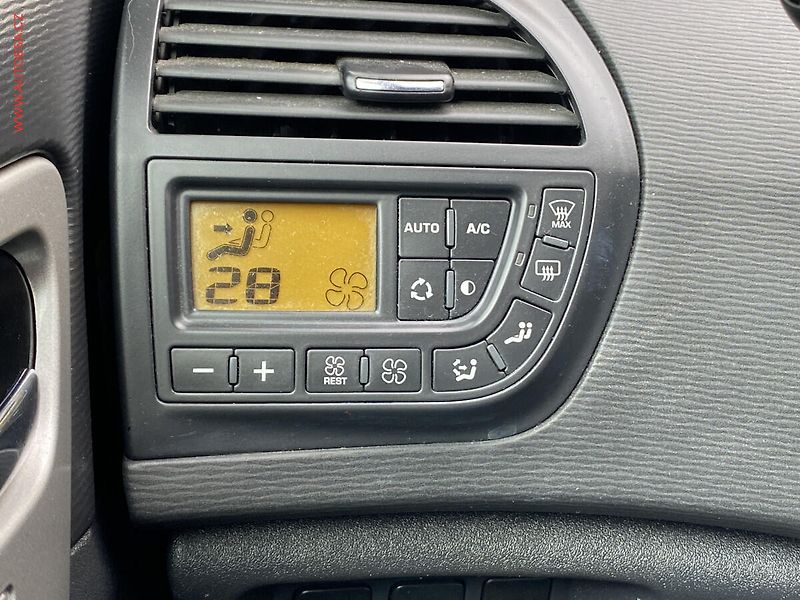 Citroën Grand C4 Picasso (2011) 1.6 HDi, AC, TZ, park.čidla - fotka 17 z 18