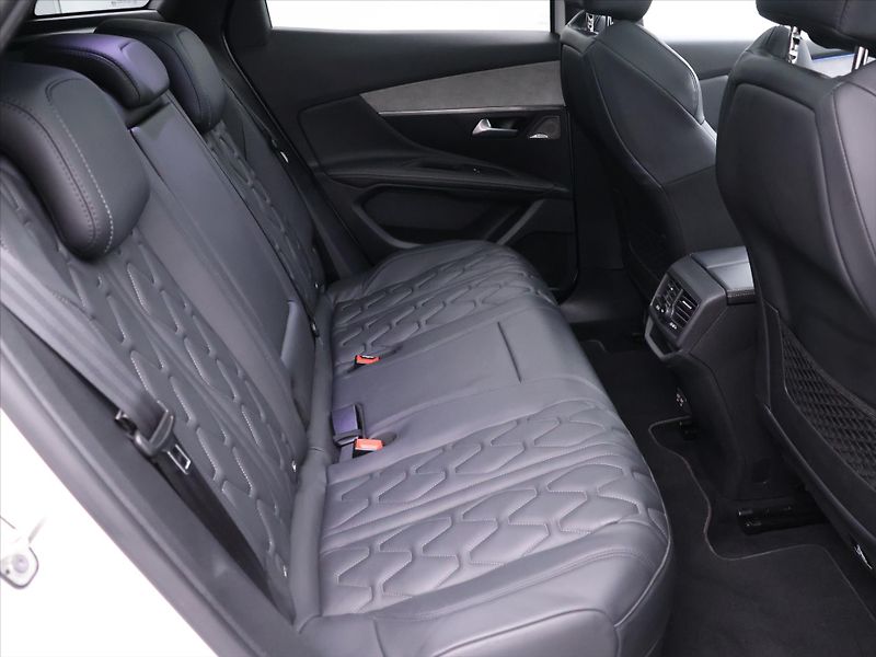 Peugeot 3008 GT 1,6 PureTech 133kW Automat - fotka 16 z 46