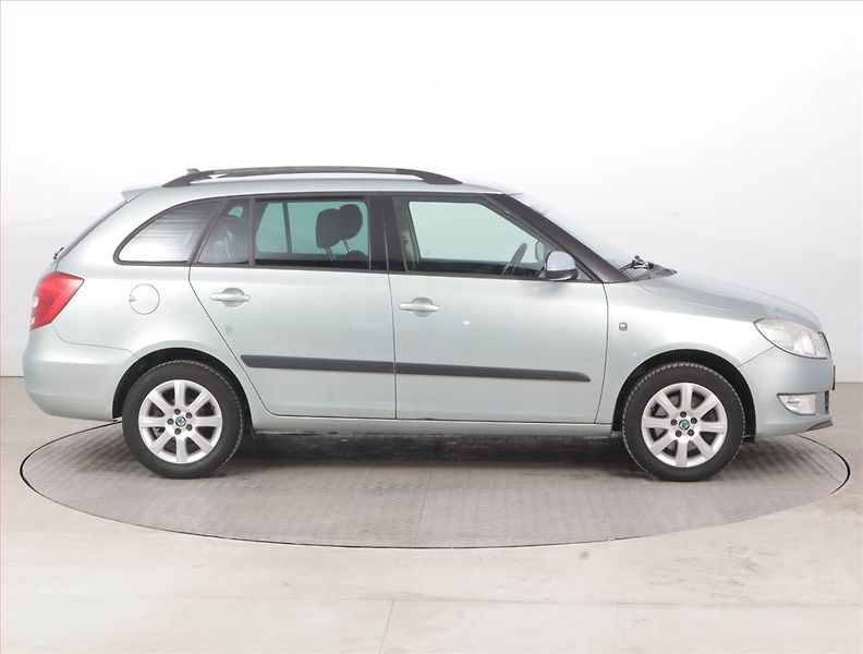 Škoda Fabia (2011) Ambiente 1.2 TSI, Serv.kniha - fotka 6 z 15