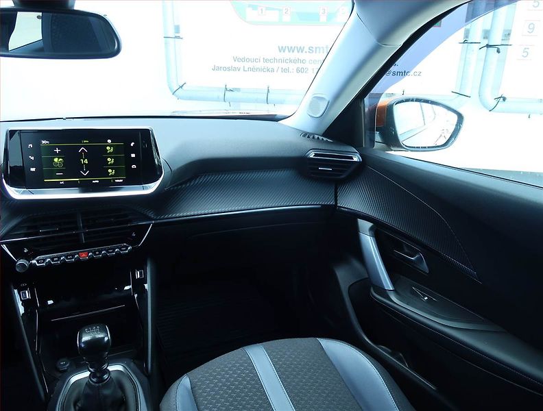 Peugeot 2008 (2020) 1.2 PureTech, Kůže, Tempomat - fotka 8 z 21