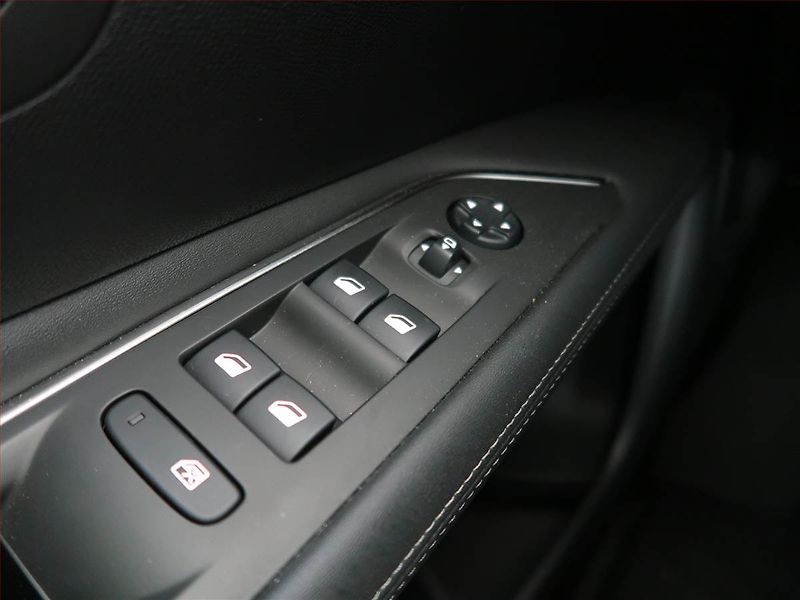 Peugeot 3008 (2019) Allure Pack 1.6 PureTech - fotka 18 z 21