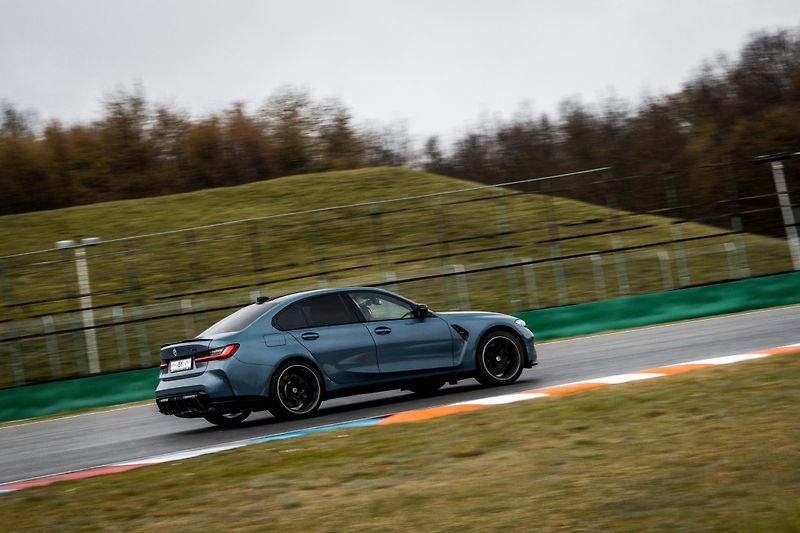 BMW M3 (2022) Comp., XDrive, HUD, Akrapovic - fotka 26 z 32