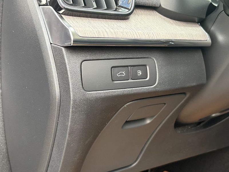 Volvo XC90 Plus Dark T8 299kW - fotka 17 z 25