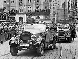 Adolf Hitler ve voze Mercedes Benz G4 projíždí v roce 1939 Brnem.
