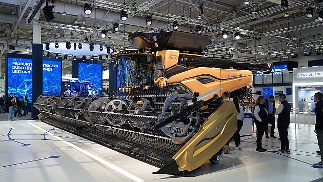 Kombajn CR11 New Holland na veletrhu Agritechnica 2023., zdroj: Wikimedia Commons, MarcelX42, CC BY-SA 4.0