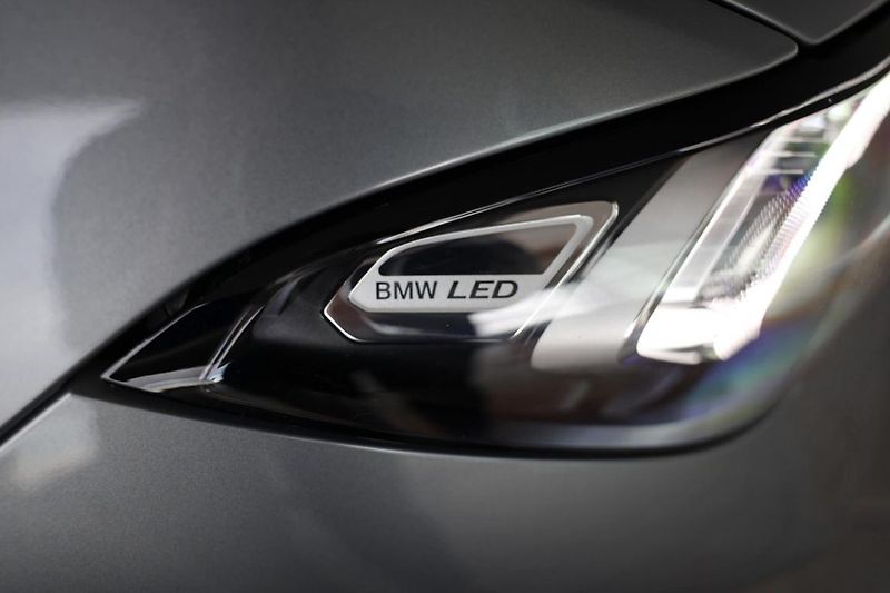 BMW Řada 3 330i xDrive Touring - fotka 18 z 25