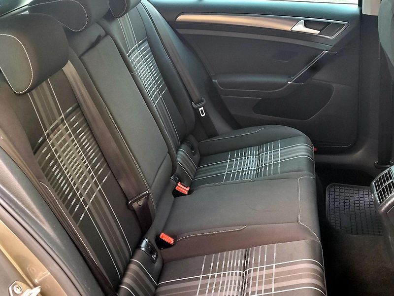 Volkswagen Golf 1,2 TSi LOUNGE 81kW *SERVIS* - fotka 24 z 45