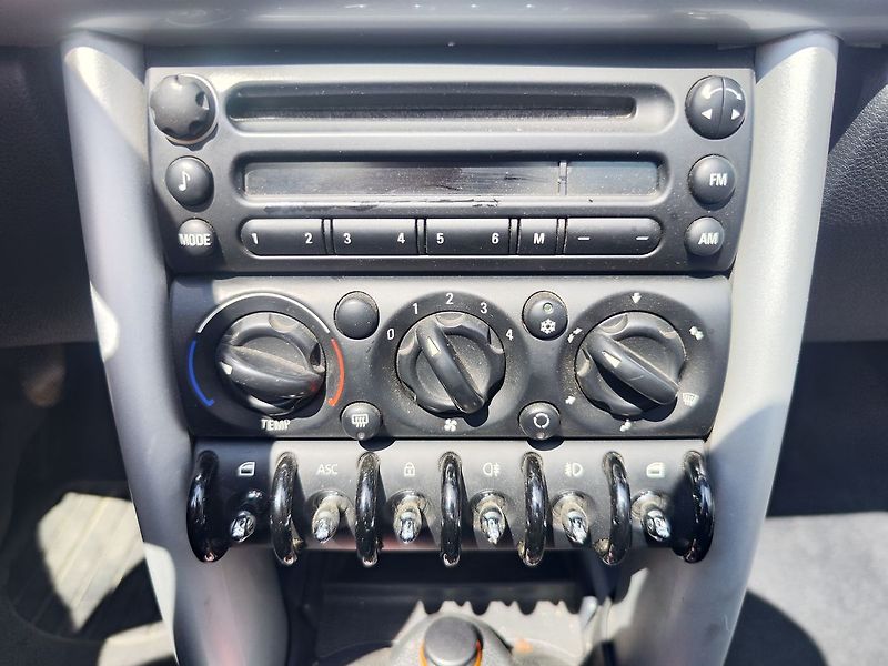 Mini Cooper 1.6 /66kW ONE Cabrio - fotka 22 z 29