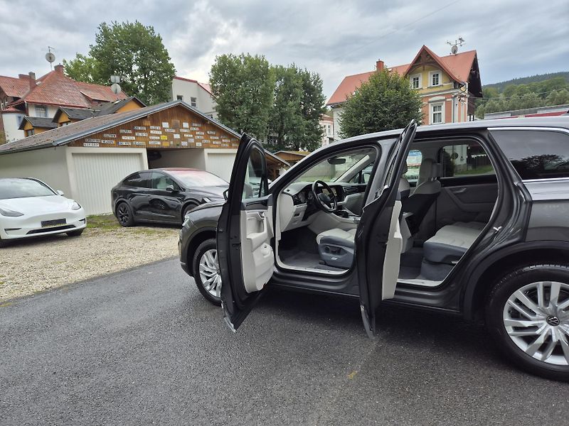Volkswagen Touareg 3,0TDi 170kw 4x4 DSG TZ 19ALU - fotka 13 z 43