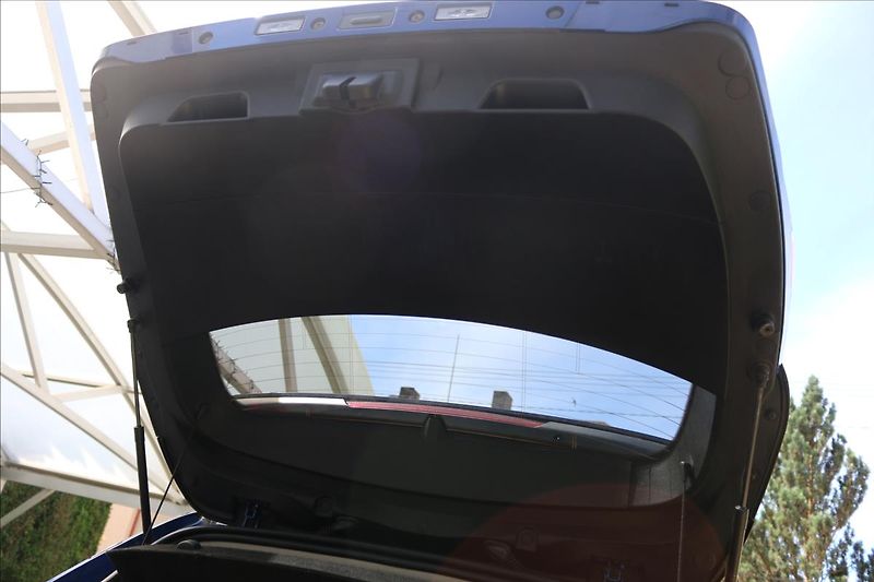 Renault Captur (2020) 1,6 Intens E-TECH Plug-in - fotka 67 z 71