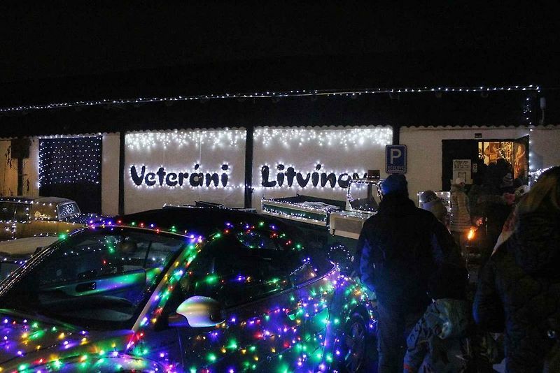 Popáté byly v Auto-retro-muzeum Veteráni Litvínov zahájeny Vánoce u Veteránů. Světýlky jsou osvětlena nejen auta, ale i přilehlý selský dvoreček.