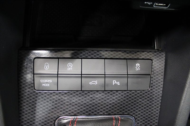 Škoda Octavia 2,0 TDI RS DSG 4x4 virtual pan - fotka 26 z 33