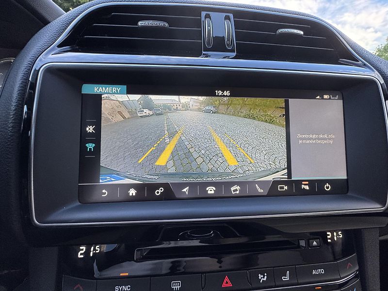 Jaguar F-Pace (2017) 2.0D, 132 kW - fotka 20 z 21