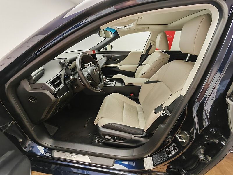 Lexus ES 300h Prestige Plus - fotka 46 z 49