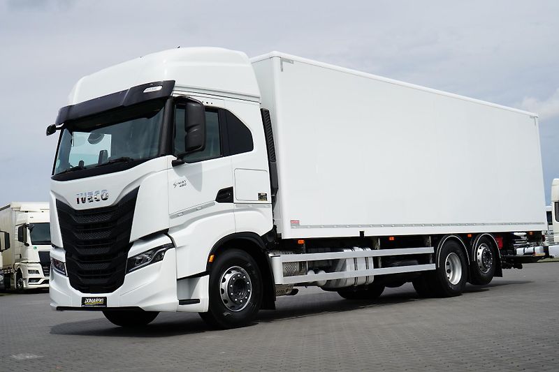Iveco S-WAY (2023) 420 / E 6 / KONTENER + WINDA / - fotka 28 z 45