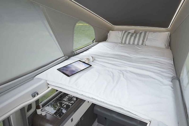 Campervan Swift Monza má i oficiální licenci Fordu. Vznikl z dodávky Transit. Kompaktní rozměry jsou stále vhodné pro rodinu.