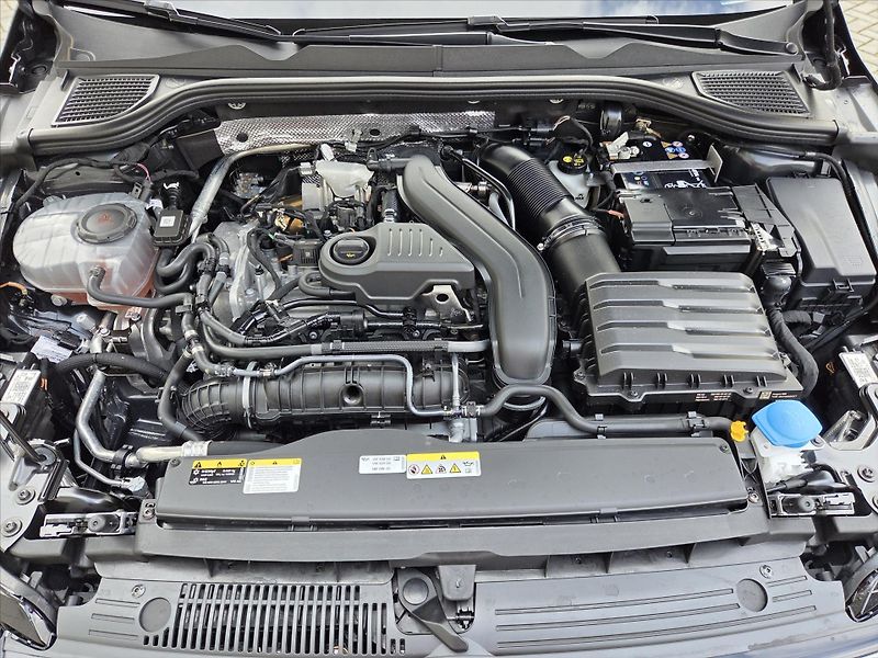 Volkswagen Golf 1,5 eTSi 110kW DSG Tov.záruka - fotka 22 z 24