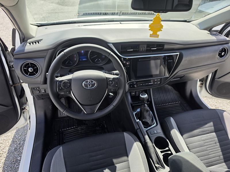 Toyota Auris 1.6 VVTi   - fotka 11 z 20