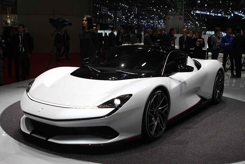Jedno z nejočekávanějších aut Ženevy - Aston Martin Valkyrie