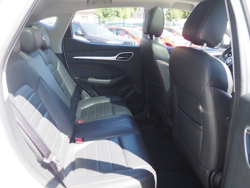 MG ZS (2023) 1.0T 82kW Elegance 1.Maj, Pano - fotka 14 z 37