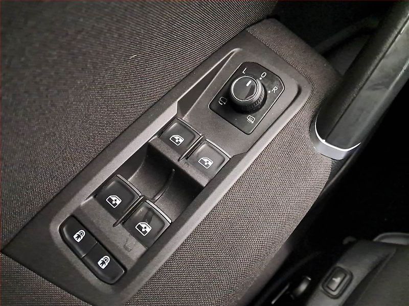 Volkswagen Touran (2023) 1.5 TSI - fotka 17 z 19