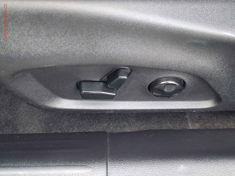 Jeep Compass (2018) 1.4T, Limited, navi - fotka 13 z 19