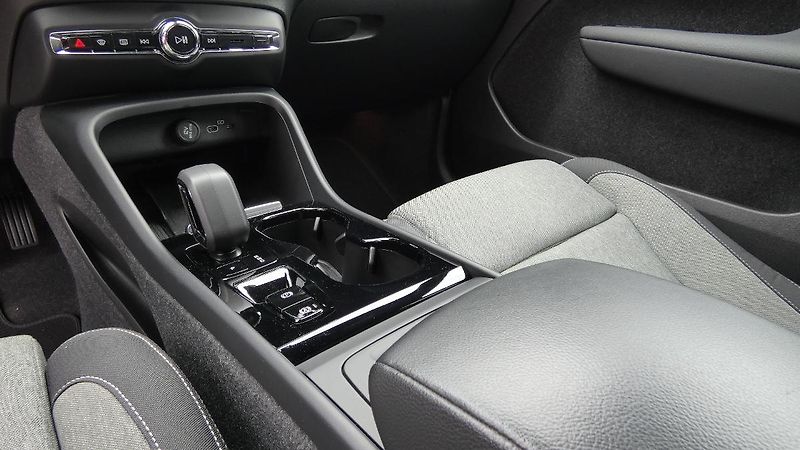 Volvo XC40 B3 PLUS DARK - fotka 6 z 23