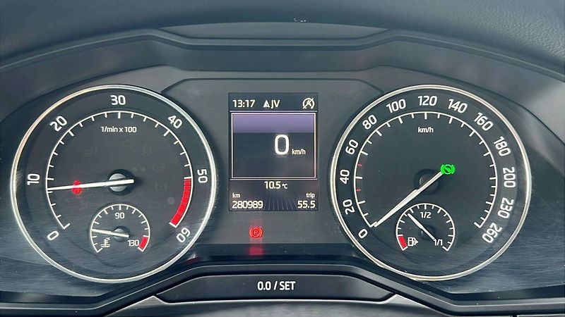 Škoda Superb Liftback 2.0 TDI DSG 140kW 6AT - fotka 17 z 36