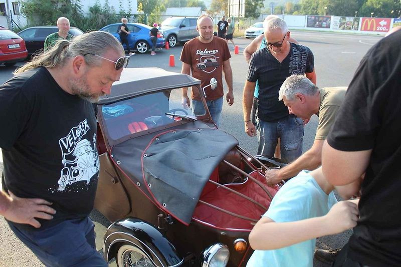 V retro auto muzeu Veteráni Litvínov měli ve středu zastávkou účastníci Velorex čundru 2024 na svém putování po severních Čechách. S nejstarším Velorexem z roku 1962 jede Petr Žůrek ze Světlé nad Sázavou.