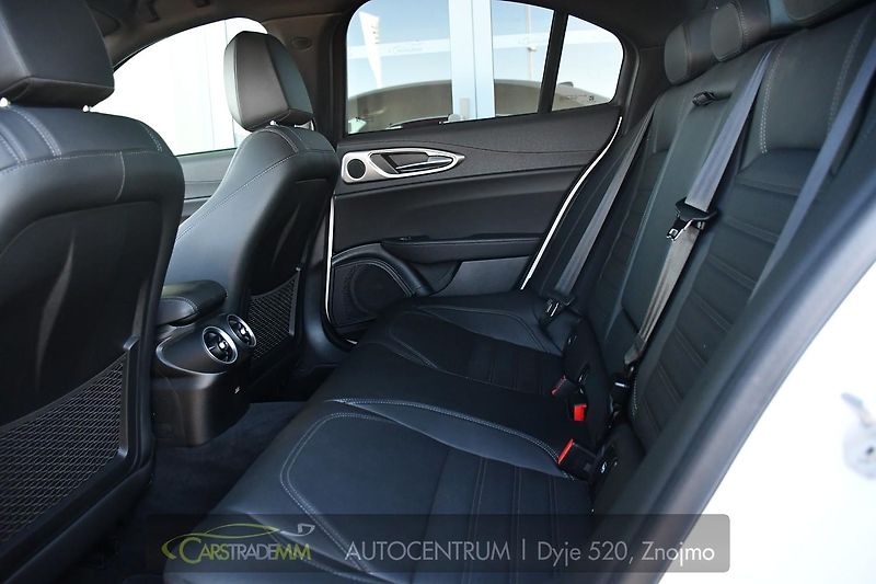 Alfa Romeo Giulia 2.0 TURBO 16V 206kW Q4 VELOCE - fotka 15 z 42