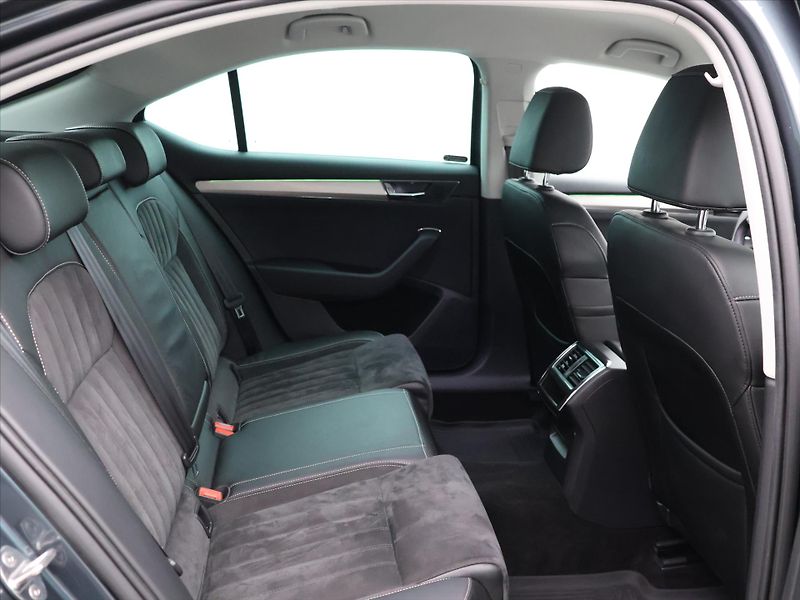 Škoda Superb 2,0 TDI DSG 4x4 CZ Style DPH - fotka 13 z 37