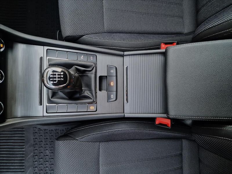 Škoda Superb 2.0TDI 110kW Style Combi,1Maj - fotka 34 z 49