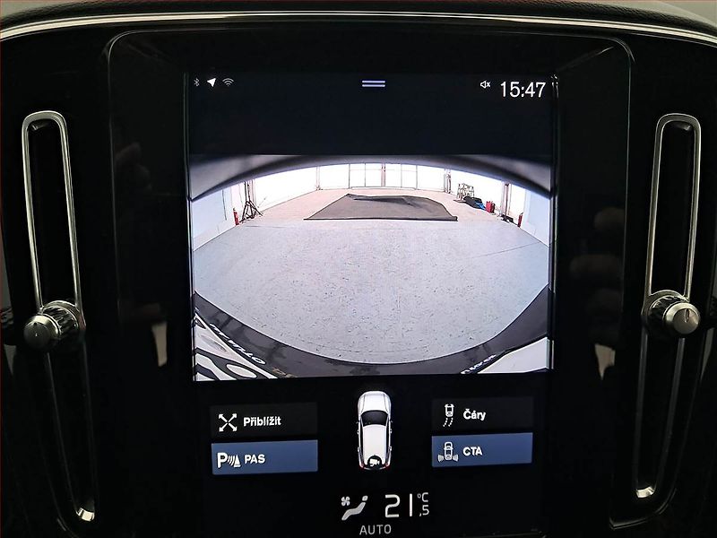 Volvo XC40 (2019) Momentum D3 AWD - fotka 16 z 18