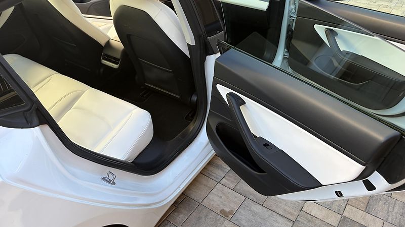 Tesla Model 3 (2021) LR, SOH 89%, bily int. - fotka 12 z 15