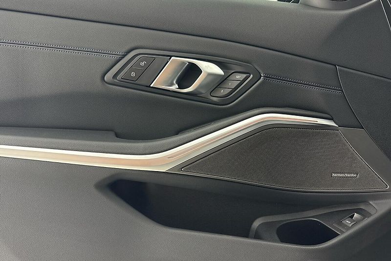 BMW Řada 3 řady 3 | 330d xDrive - fotka 15 z 24
