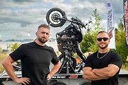 Unikátní trenažér pro trénink jízdy po zadním kole, známý jako Wheelie Machine, má své evropské zázemí v Karlovarském kraji.