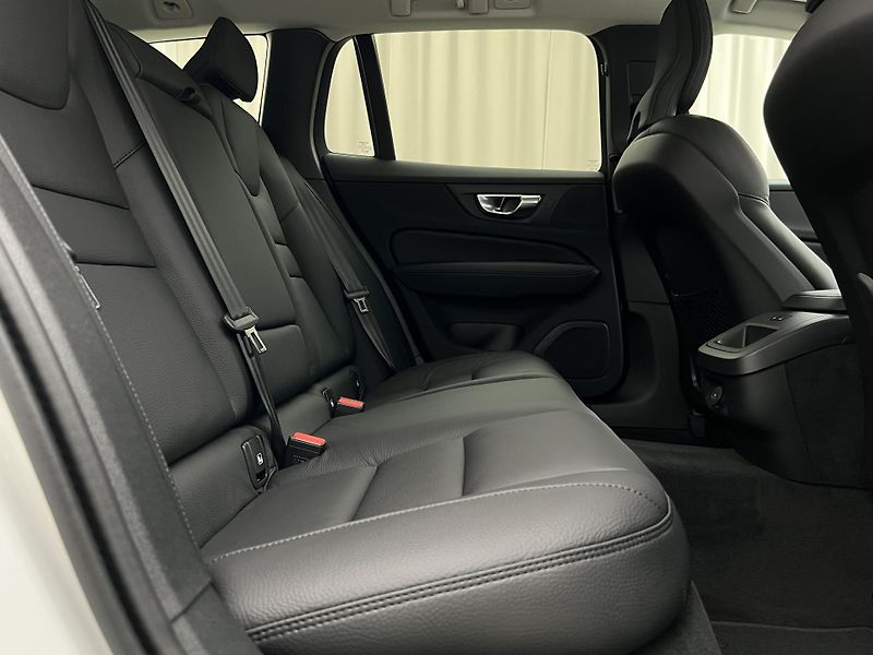 Volvo V60 (2026) B4 PLUS DARK AUT - fotka 26 z 44