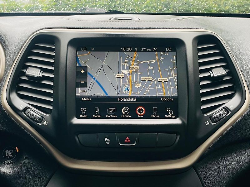 Jeep Cherokee 2.0D 4x4 AUT KAMERA TAŽNÉ LED - fotka 38 z 50
