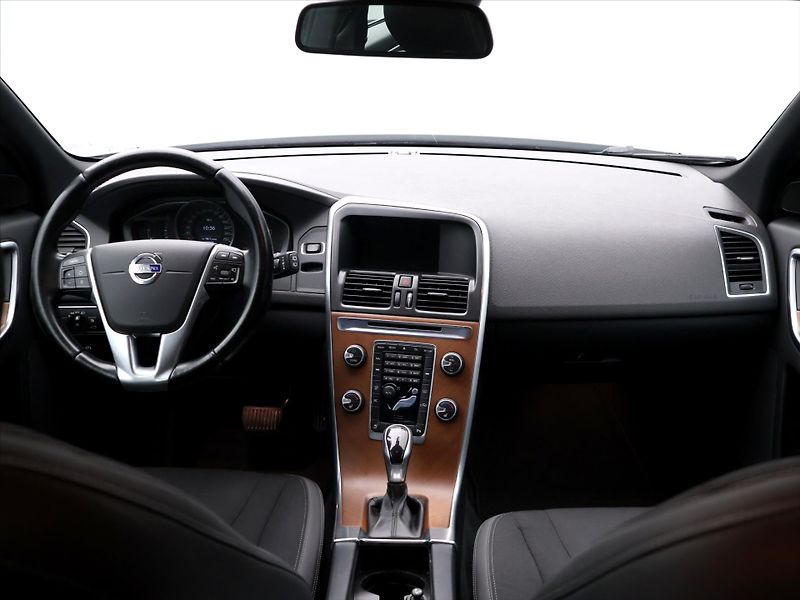 Volvo XC60 2,0 D4 120kW Momentum AUT - fotka 23 z 30