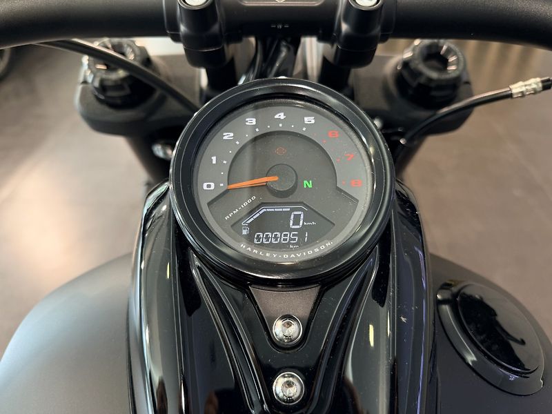 Harley-Davidson FXFBS Softail Fat Bob 114cui Custom - fotka 6 z 11