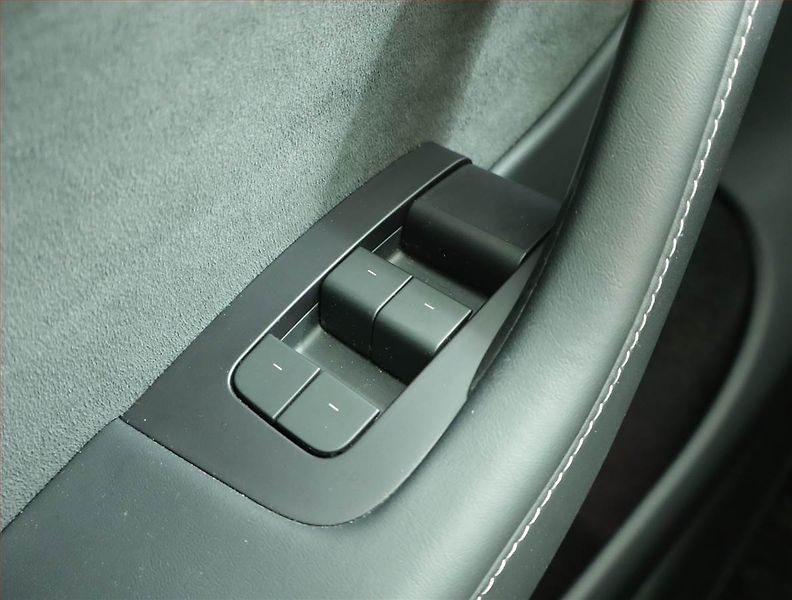 Tesla Model Y (2023) Long Range AWD 79kWh, SoH 94% - fotka 15 z 21