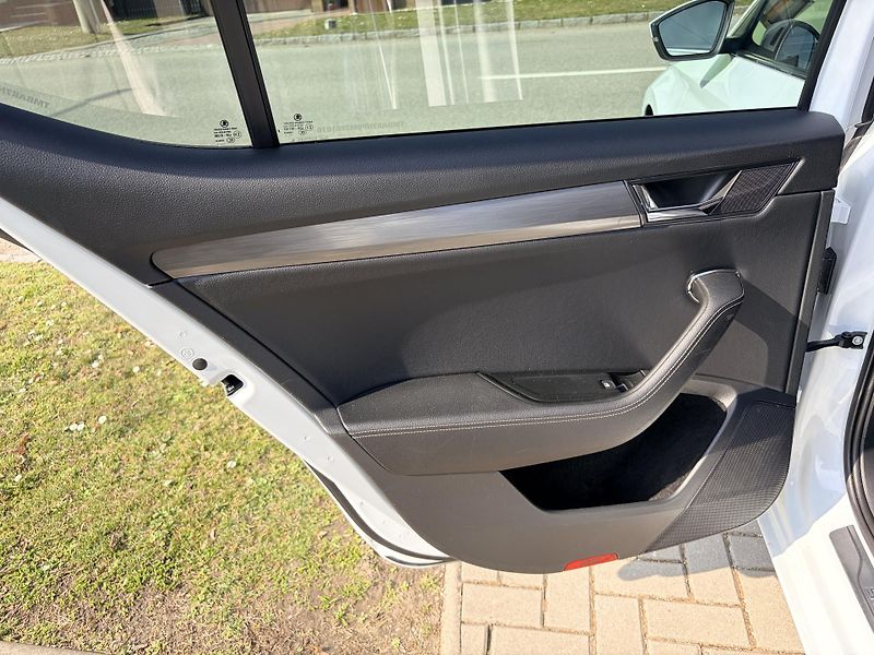 Škoda Superb 2.0TDI DSG MATRIX CANTON - fotka 46 z 59