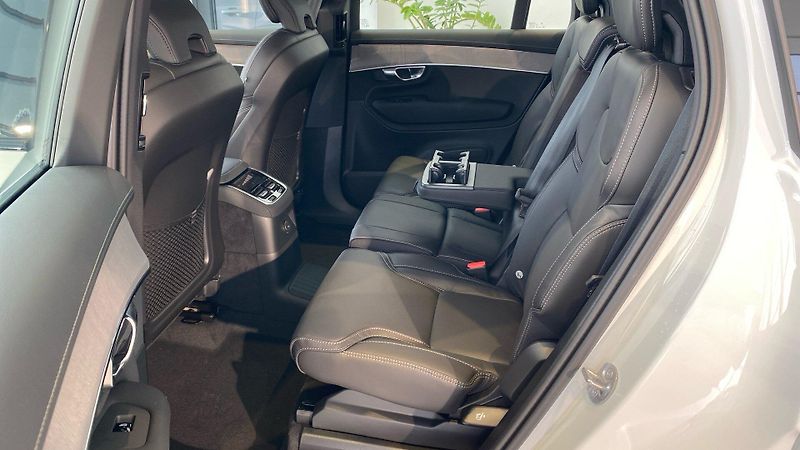 Volvo XC90 (2026) ULTRA DARK, B5 AWD, 184+10 kW - fotka 11 z 12