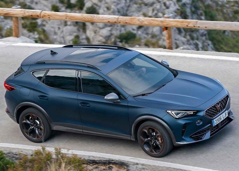 Dvě výkonné motory pod kapotou má čím dál více vozů